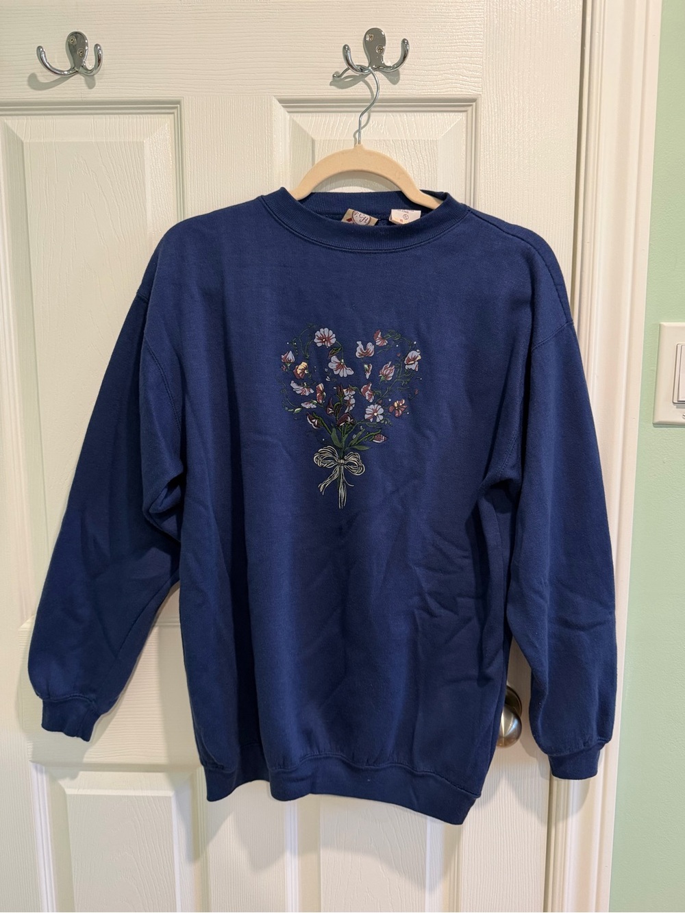 Cozy Vintage 90s Navy Floral Bouquet Crewneck Sweatshirt